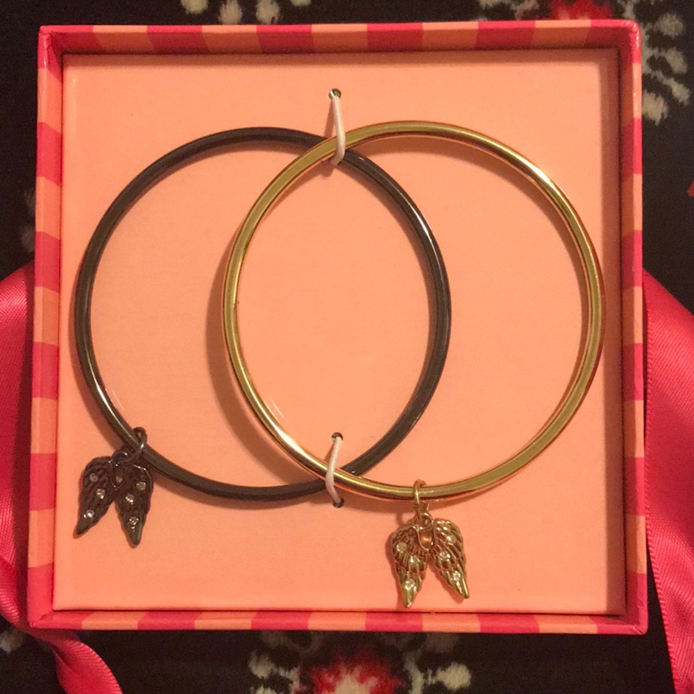 VS Set of bangle bracelet